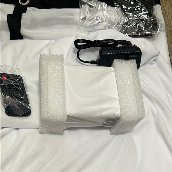 LED Projector with Screen - Picture 6 of 9